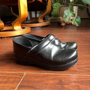 black dansko clogs